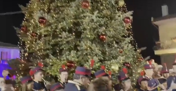 Άναψε στον Ταξιάρχη της Χαλκιδικής το πρώτο χριστουγεννιάτικο δέντρο σε όλη την Ελλάδα