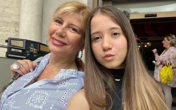 Έμμα Παπασταθοπούλου: Η κόρη της Ζήνας Κουτσελίνη σε μια σπάνια εμφάνιση με τη μαμά της