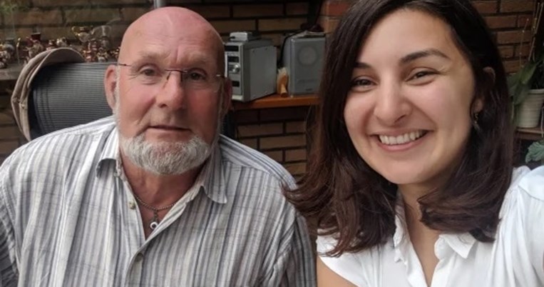 Η προσφυγοπούλα που έψαξε και βρήκε τον άντρα που της αγόρασε ένα ποδήλατο όταν ήταν 5 χρονών