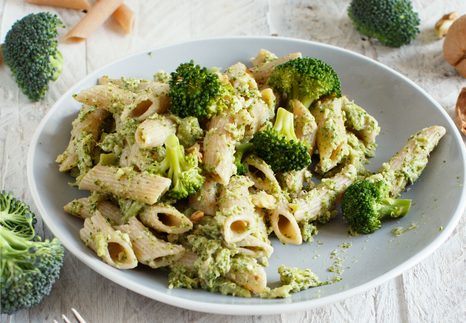 Εύκολη μακαρονάδα με μπρόκολο, τσένταρ και παρμεζάνα