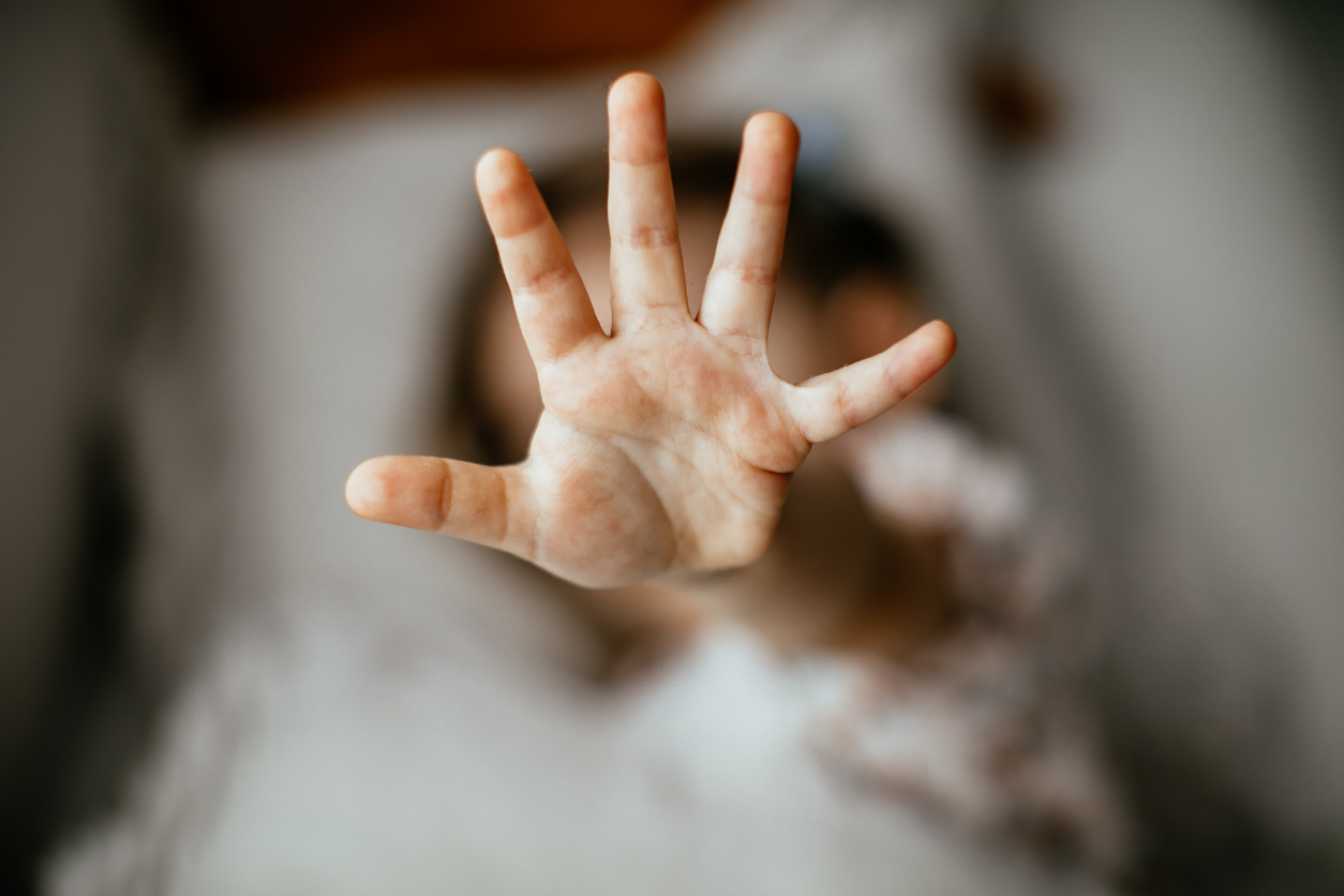 "Μου κλείνει το στόμα και...": Το συγκλονιστικό βίντεο με μια πραγματική κλήση παιδιού στο "Χαμόγελο του Παιδιού"