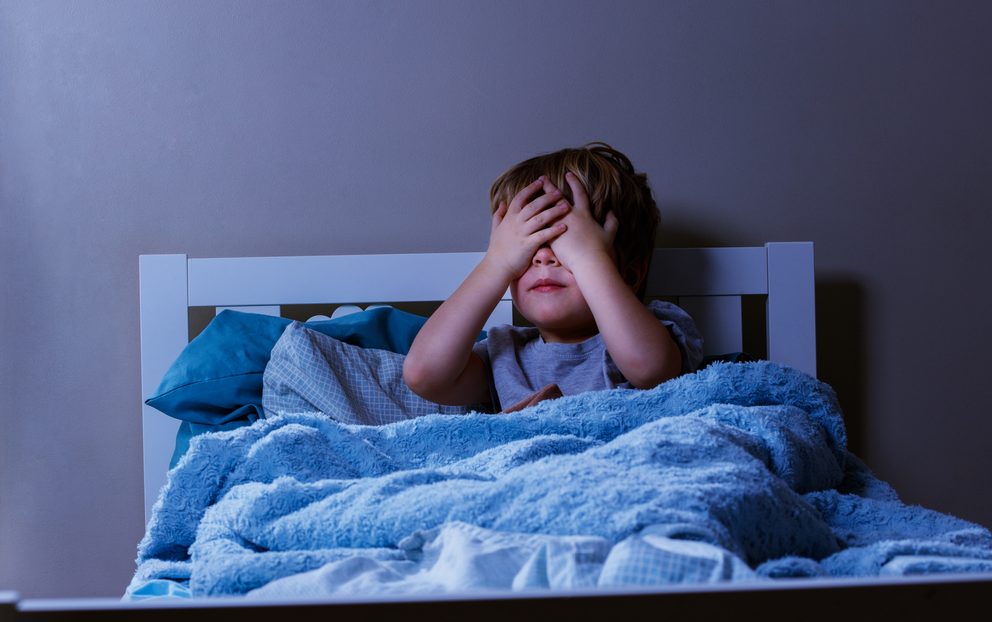 "Είμαι μόνος μου στο σκοτάδι και φοβάμαι": Ένα 4χρονο αγόρι εξηγεί πώς νιώθει μετά το "καληνύχτα" και το κλείσιμο της πόρτας