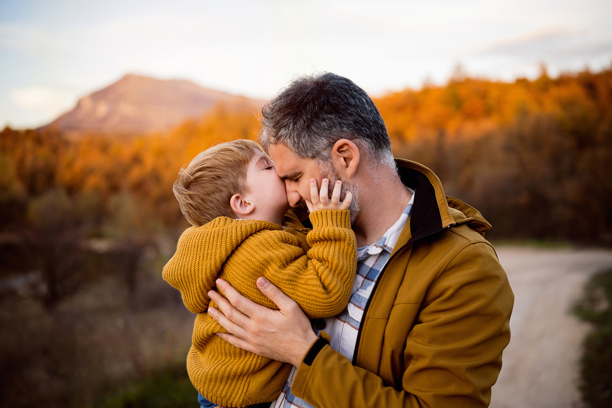 Τα παιδιά χρειάζονται πολλές αγκαλιές κι αυτό το γνωρίζαμε οι μαμάδες πριν το πει η επιστήμη