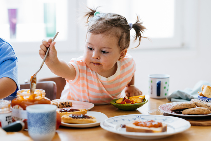 Έχει και το δικό σου παιδί "snack tummy"; Τι λέει η επιστήμη για το viral βίντεο με το κορίτσι που θέλει να τρώει μόνο σνακ