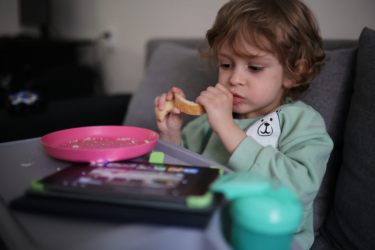 "Αφήνω το 2χρονο παιδί μου να βλέπει τηλεόραση με τις ώρες. Νιώθω τύψεις αλλά με βοηθάει"