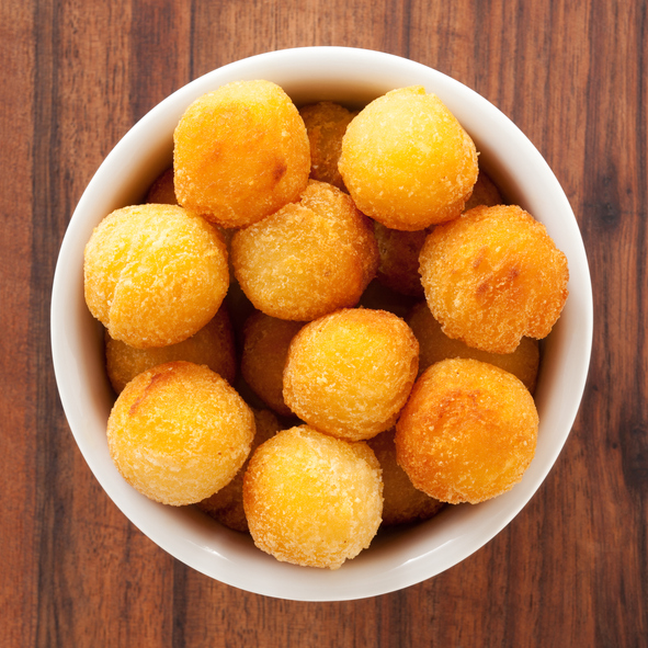 Λαχταριστές τραγανές τυροκροκέτες με μόνο 2 υλικά - το σνακ πρωτεΐνης που θα φτιάχνεις εύκολα κάθε μέρα