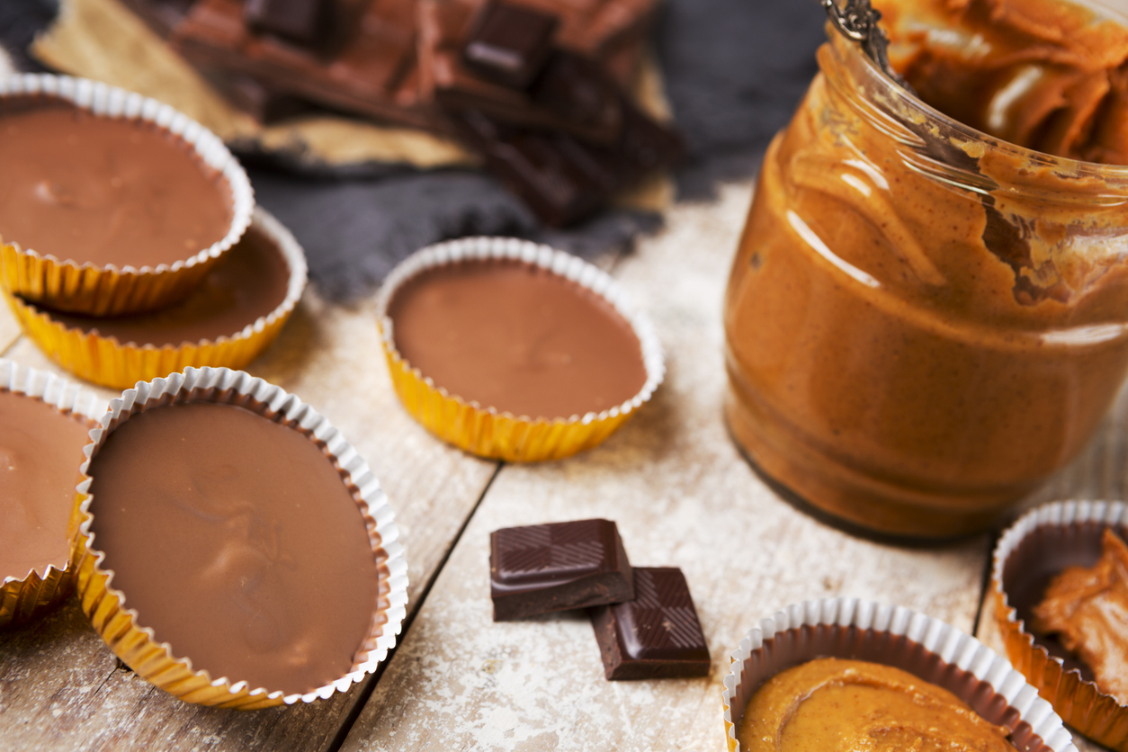 Cups βρώμης με σοκολάτα και φιστικοβούτυρο - χωρίς ψήσιμο!