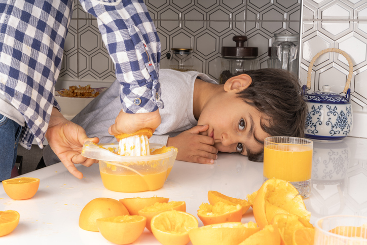 Πορτοκαλάδα, ζεστά ροφήματα, σκόρδο: Ποια από τα γνωστά "κόλπα" των μαμάδων λειτουργούν στο κρυολόγημα και στις ιώσεις;