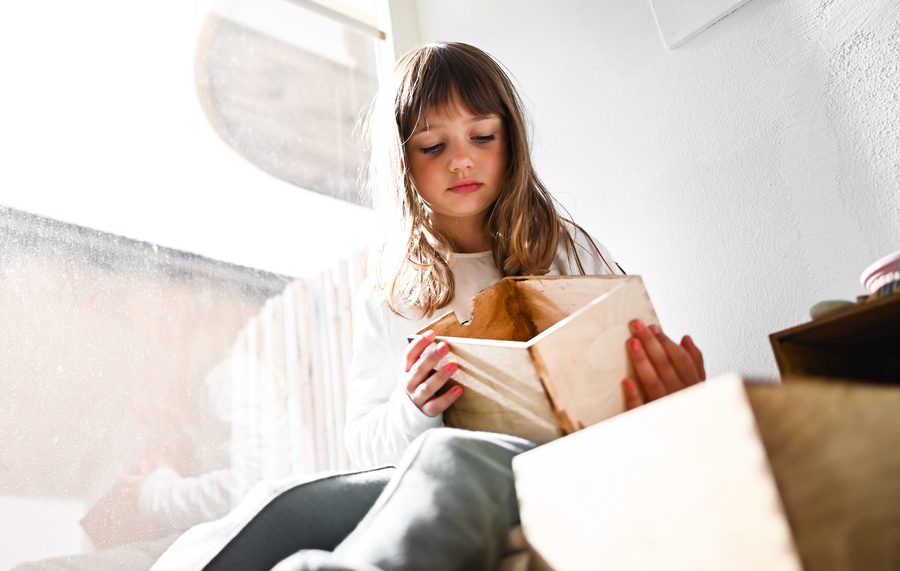 Tip: Πώς να εξηγήσεις την έννοια του άγχους στα παιδιά με ένα απλό παιχνίδι με δύο κουτιά