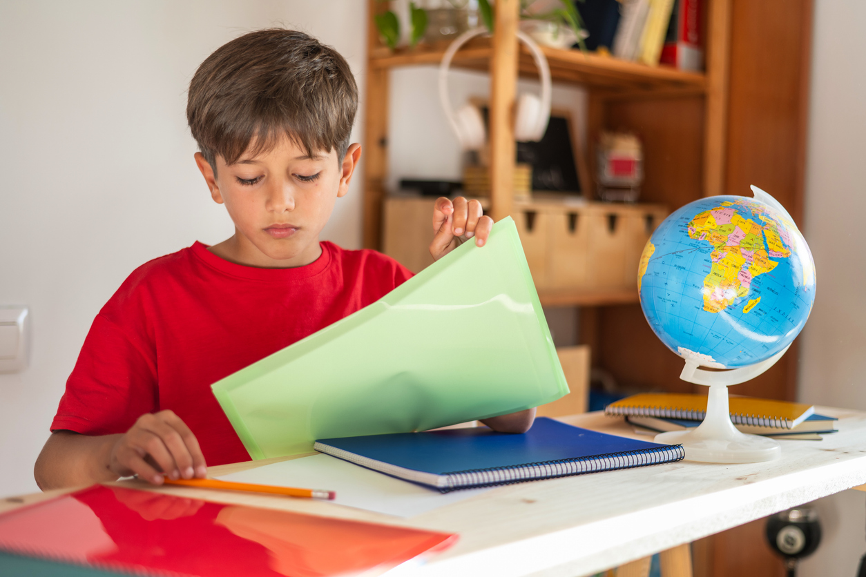 "Ας δείξουμε πόσα σωστά κάνουμε": Ο εκπαιδευτικός Μάριος Μάζαρης μαθαίνει στα παιδιά για τη σημασία του λάθους με ένα κόκκινο στιλό