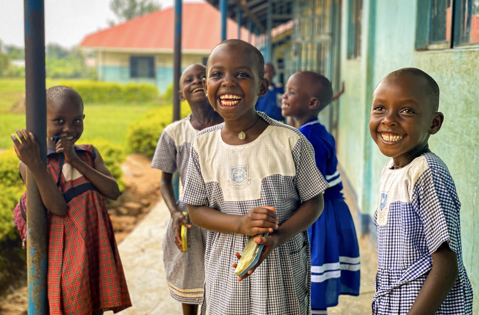 "Νιώθεις επίσης περήφανη για όλες τις μητέρες που προστατεύουν τα παιδιά τους": Δύο Ελληνίδες μαμάδες επισκέπτηκαν το χωριό Monde στην Ουγκάντα και μας περιγράφουν πώς τα παιδιά εκεί τους άλλαξαν την οπτική για τον δυτικό τρόπο ζωής