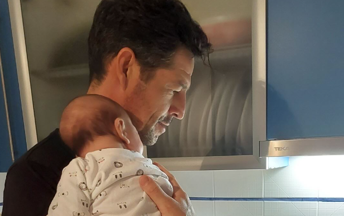 Απόστολος Ρουβάς: Μαγειρεύει στην κουζίνα του σπιτιού του έχοντας αγκαλιά τον γιο του