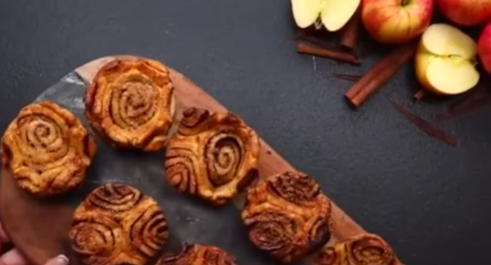 Πεντανόστιμα και εύκολα μηλοπιτάκια μάφιν με φύλλο - η go to συνταγή για σπιτικό γλυκό