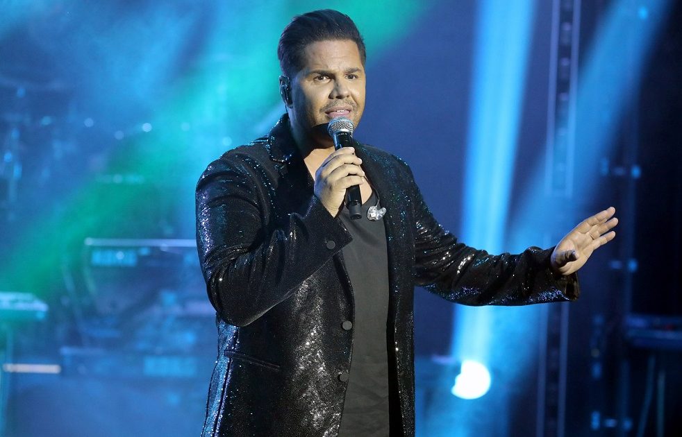 "Ούτε διαμαρτυρήθηκε κανείς, ούτε έμεινε κανένας αποσβολωμένος": Ο Γιώργος Τσαλίκης εξηγεί για την ερμηνεία του τραγουδιού του με βρισιές μπροστά σε μικρά παιδιά