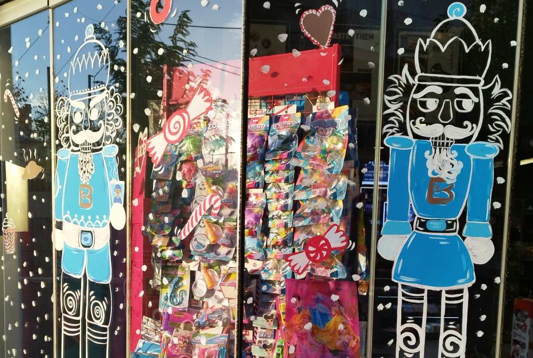 Ένας φοιτητής κτηνιατρκής ζωγραφίζει στη Θεσσαλονίκη τις πιο όμορφες χριστουγεννιάτικες βιτρίνες