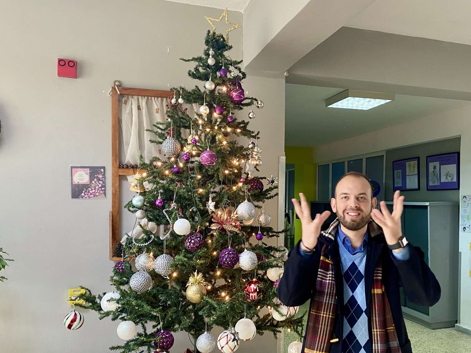 Φιλόλογος έμαθε σε μαθητές το τραγούδι «Ω έλατο» στη νοηματική και έγινε viral