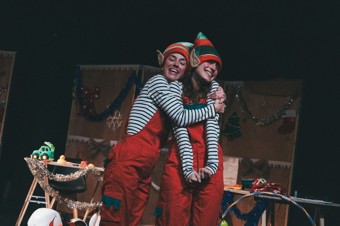 Τα παιδιά μαθαίνουν να πιστεύουν στην αγάπη των Χριστουγέννων στη τρυφερή παράσταση «Εγώ το ξωτικό»