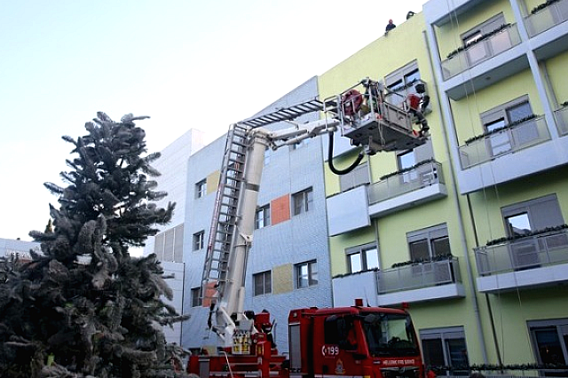 Πυροσβέστες- Άγιο Βασίληδες μοίρασαν δώρα στα παιδιά της ογκολογικής μονάδας παίδων «Μαριάννα Β. Βαρδινογιάννη- ΕΛΠΙΔΑ»