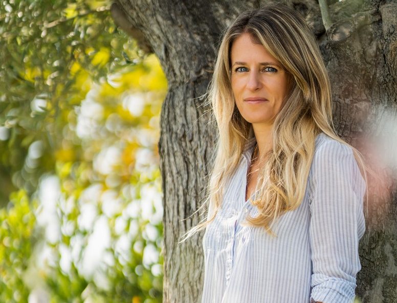 Η Ελένη Ανδρεάδη μαθαίνει με το νέο της βιβλίο «Υπόθεση Κόκκινος Φάκελος» σε γονείς και παιδιά πώς μπορούμε να ζούμε σε ένα κόσμο όπου θα υπάρχει ασφάλεια και ευημερία