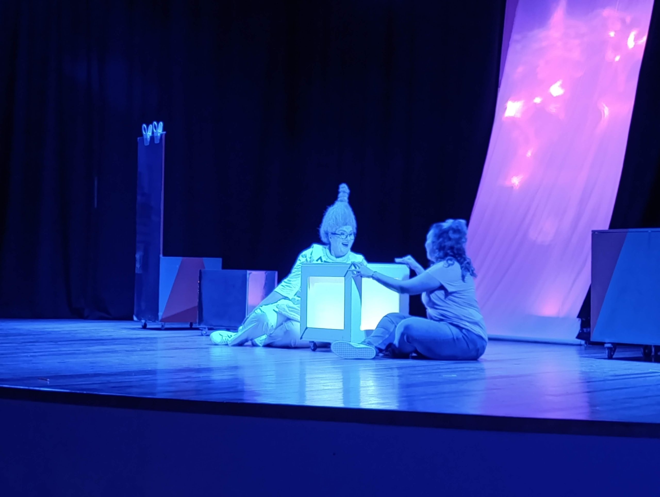 «Πέσαμε απ' τα σύννεφα»: Μια παιδική θεατρική παράσταση στη μάχη για την πρόληψη των εξαρτήσεων