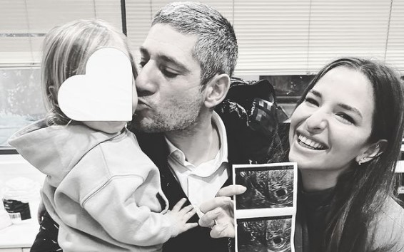 "Σε έναν μήνα γινόμαστε 4": Η γλυκιά φωτογραφία της Εριέττας Κούρκουλου με φουσκωμένη κοιλίτσα και τον γιο της, Νίκο