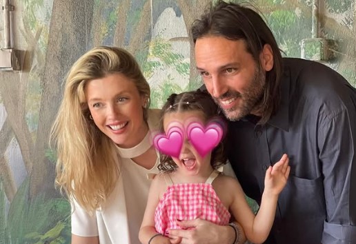 "Η καρδιά μου είναι γεμάτη": Η φωτογραφία της Κωνσταντίνας Κομμάτα από το μαιευτήριο με το νεογέννητο μωράκι της