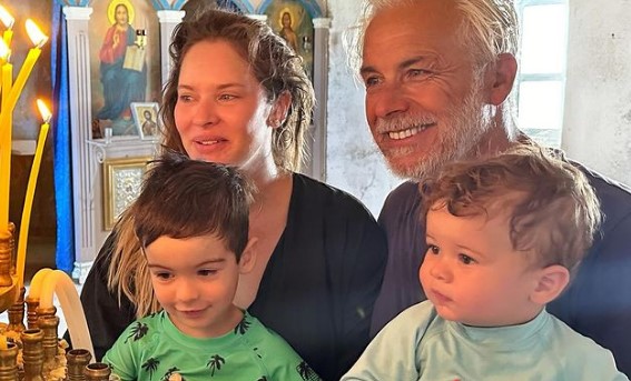 "Κρατήστε σφικτά με όλη την δύναμη της ψυχής σας αυτούς του μικρούς μαχητές της ανάσας": Ο Χάρης Χριστόπουλος μοιράστηκε την πρώτη φωτογραφία του νεογέννητου παιδιού του