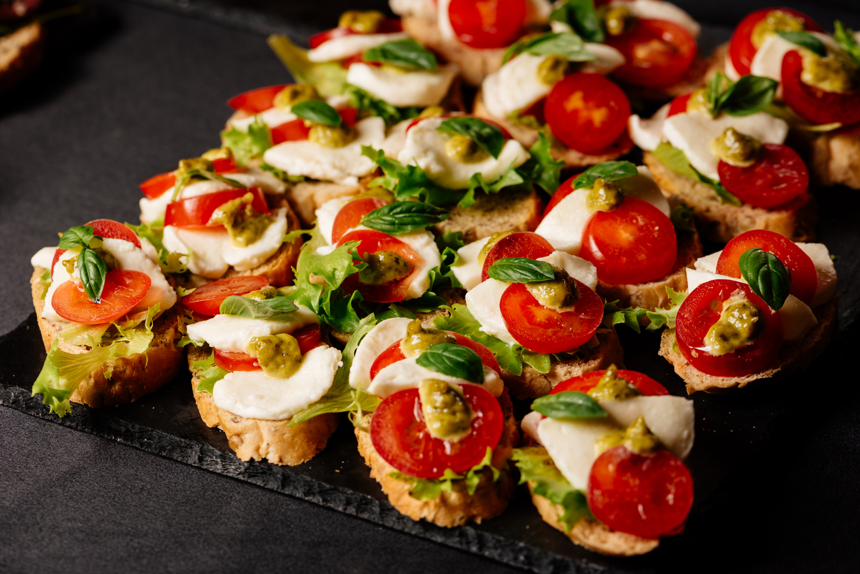 Γιορτινό τραπέζι: Μπρουσκέτες με μοτσαρέλα έτοιμες σε 15 λεπτά