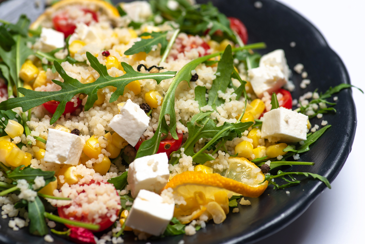 Χριστουγεννιάτικη σαλάτα με πορτοκάλι, κους κους και φουντούκια για το εορταστικό τραπέζι