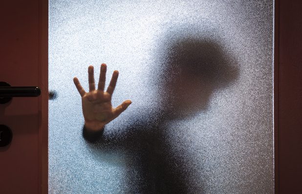 «Πλήρωσα και πληρώνω- Ήθελα να κάνω τον γιο μου άντρα»: Τι δηλώνει μητέρα που είχε καταδικαστεί για βιασμό των παιδιών της