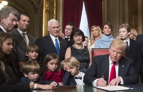 Μελάνια Τραμπ: Η απόφασή της για το πού θα μένει με τον γιο της μετά την ορκωμοσία του συζύγου της, Ντόναλντ Τραμπ