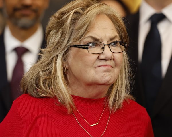 Αυτή η μαμά έγινε "σύμβολο" μετά την ορκωμοσία του νέου αντιπροέδρου των ΗΠΑ- Η ιστορία της Μπεβ Άικινς που απογοήτευε τα παιδιά της αλλά σήμερα εμπνέει τους Αμερικανούς