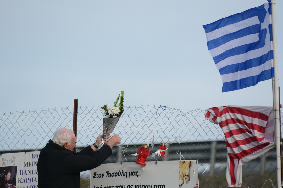 Τέμπη: "Όταν ο πατέρας κλαίει στο δωμάτιο της κόρης του, τι να του πεις;"