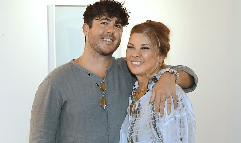 Το πιο τρυφερό νανούρισμα: Ο Μιχαήλ Βαρθακούρης στην αγκαλιά της μαμάς του, Σοφίας Αλιμπέρτη, πριν από 32 χρόνια