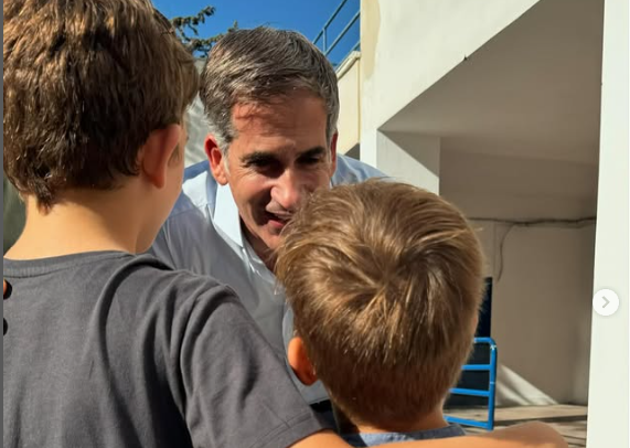 "Τα αδέρφια πάντα βρίσκουν τον τρόπο": Ο Κώστας Μπακογιάννης στο πιο γλυκό βίντεο με τα παιδιά του