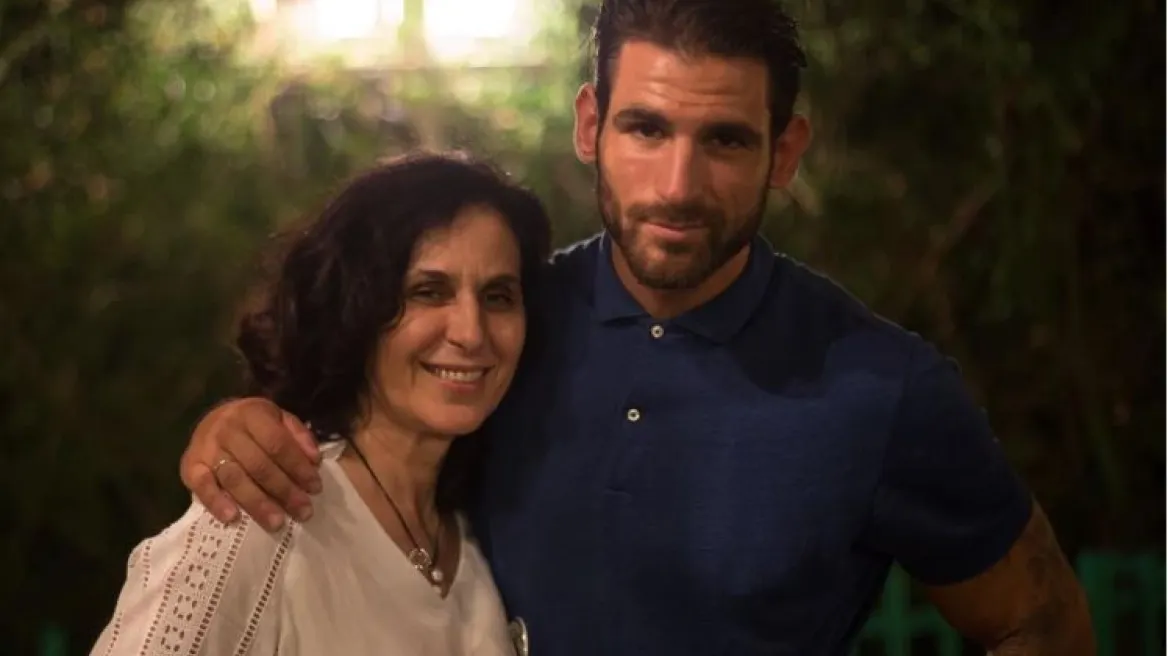 "Αγόρι μου να βάλεις ό,τι θες και να ζήσεις της ζωή σου”: Η εξομολόγηση του Ετεοκλή Παύλου για τη συμβουλή που του έδωσε η μητέρα του σε μια δύσκολη στιγμή