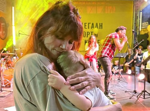 Νέα μαμά και φιλίες: "Μου έλεγαν 'θα σου λέγαμε αλλά έχεις το παιδί και δεν μπορείς'. Αυτό σε τσακίζει"