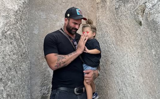 "Πώς ξεπερνιούνται τα κολλήματα τόσο απλά όταν έχεις παιδί" - Ο Δημήτρης Αλεξάνδρου μιλά για το πόσο τον άλλαξε ο γιος του