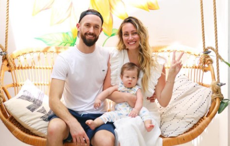 “Είναι καλά στο νέο του σπίτι”:  Vloggers υιοθέτησαν παιδί με αυτισμό και τελικά το έδωσαν για νέα υιοθεσία – Έγιναν όλα για τα χρήματα;