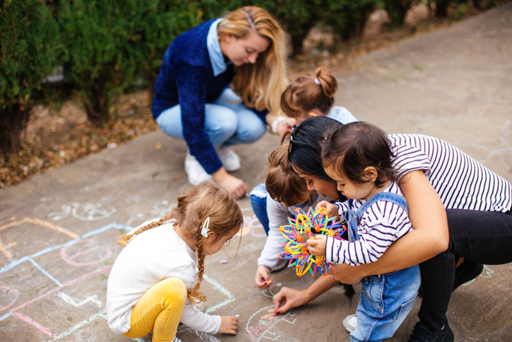 Όπως αγαπάς "όλα τα παιδιά του κόσμου" όταν γίνεσαι μαμά, αγάπα και τις άλλες μαμάδες