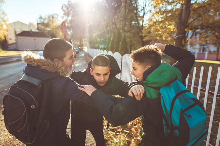 "Δεν έχει μάνα αυτό το παιδί που πάει στο σχολείο με το μαχαίρι;"- Οι συζητήσεις για τις συμμορίες ανηλίκων που θυμίζουν άλλες δεκαετίες