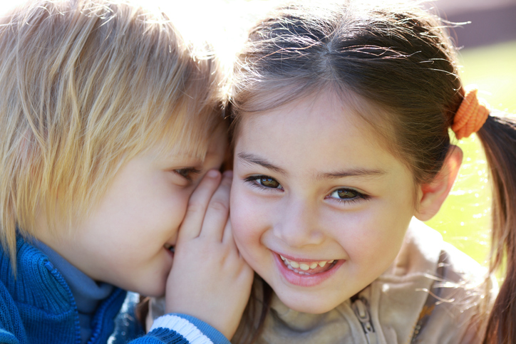 "Θα παντρευτείς την Κατερίνα;": Κάποιοι γονείς ακόμα δίνουν άλλη διάσταση στις πρώτες φιλίες των παιδιών τους