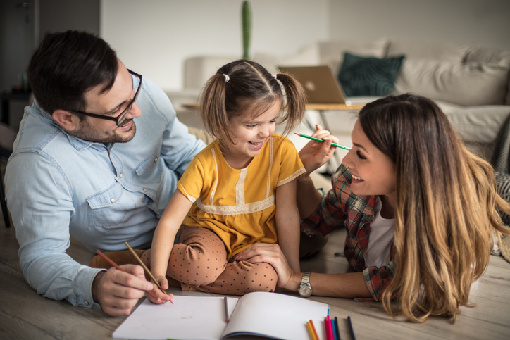 Γονεϊκές συμπεριφορές που οι σημερινοί γονείς θεωρούν απαράδεκτες (κι ας υπάρχουν πολλοί που εξακολουθούν να τις υιοθετούν)