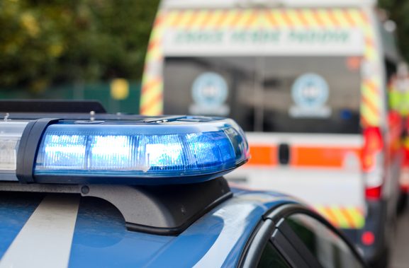 "Με πήρε τηλέφωνο το παιδί μου από το ασθενοφόρο": Η απίστευτη μαρτυρία της μητέρας ενός εκ των παιδιών που δέχτηκαν επίθεση στον Άλιμο