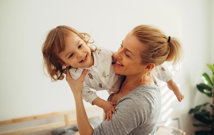 8 tips που με βοήθησαν να γίνω πιο χαρούμενη (και λιγότερο αυστηρή) μαμά για τα παιδιά μου