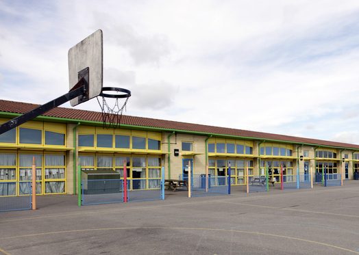 "Τον ενόχλησαν οι φωνές τους": 46χρονος στην Πάτρα απείλησε με όπλο παιδιά που έπαιζαν σε σχολείο