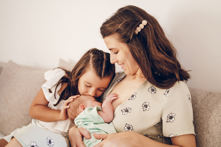 Ο ερχομός δεύτερου παιδιού στην οικογένεια φέρνει αλλαγές- Η ψυχολόγος εξηγεί πώς πρέπει να προετοιμαστούν οι γονείς