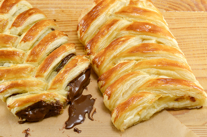 Πλεχτή πίτα με σοκολάτα και φράουλες- Μόνο με 3 υλικά