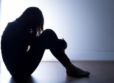 Μητέρα 8 παιδιών άφησε την 13χρονη κόρη της να πεθάνει από την πείνα για να εκδικηθεί τον πατέρα της