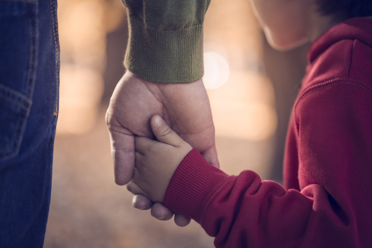 Ας σταματήσουμε απλά να διαβάζουμε για την υπόθεση του 3χρονου κι ας μάθουμε πώς μπορούμε να σώσουμε παιδιά που βιώνουν το ίδιο